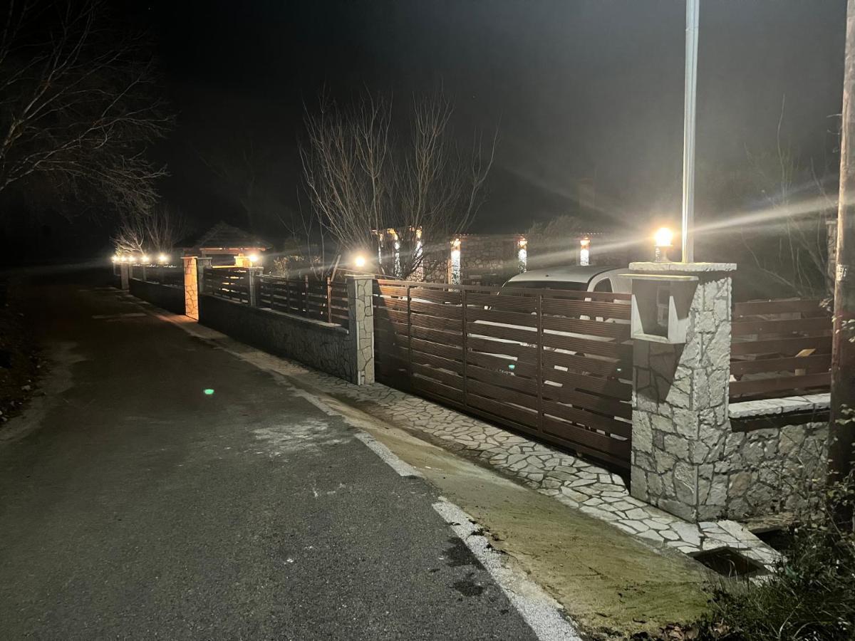 Villa Το Πετρινο Σπιτι Του Καστρη! Με Θεα Τα Μετεωρα Kalambaka Exterior foto
